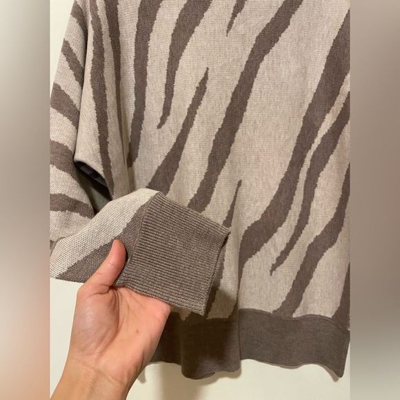 TNWT Tahari Zebra Sweater - Picture 3 of 6